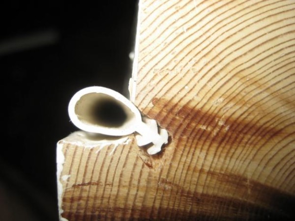 На фото пазовый уплотнитель, установленный на деревянное окно