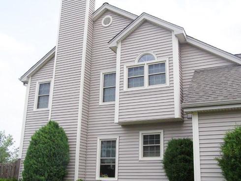 На фото – покрытый виниловыми панелями фасад дома