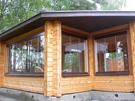 На фото — рамы из темного дерева отлично сочетаются со светлым фасадом