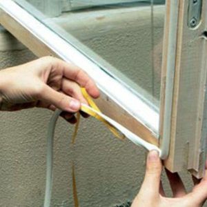 На фото — утепление деревянных окон