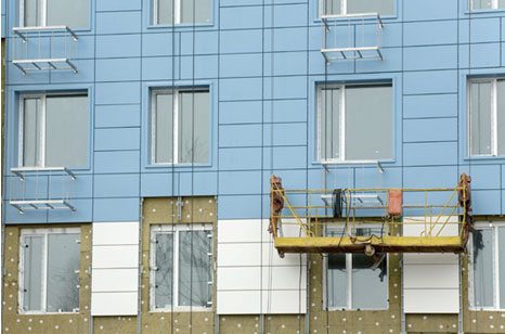 на фото видно, что здание перед облицовкой утеплили минераловатными плитами