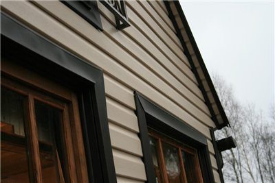 На фото видно, как покоробились темные наличники