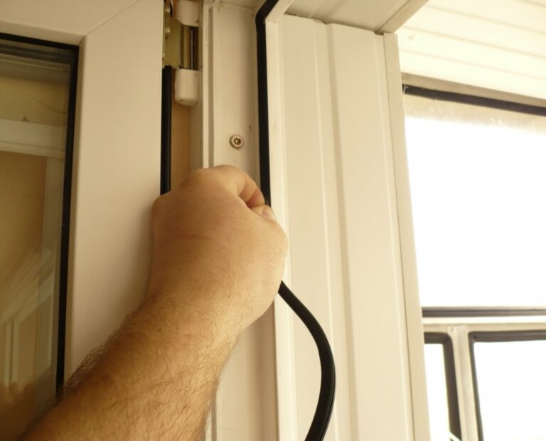 На фото — замена уплотнения пластиковых окон