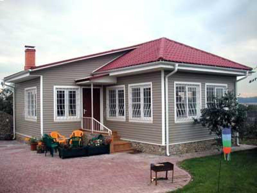 На фото жилой дом с фасадом из винилового сайдинга