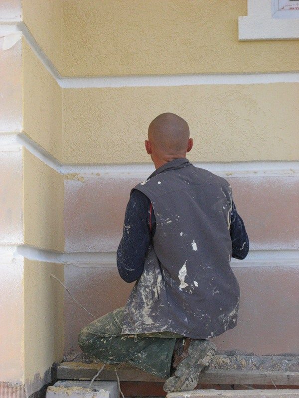 нанесение декоративной штукатурки на грунтовку