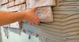 облицовка фасада загородного дома искусственным камнем