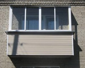 обшивка балкона сайдингом