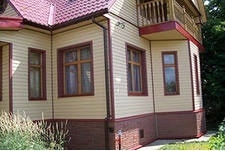 Отделка панелями Миттен сочетается с любыми цокольными фактурными материалами