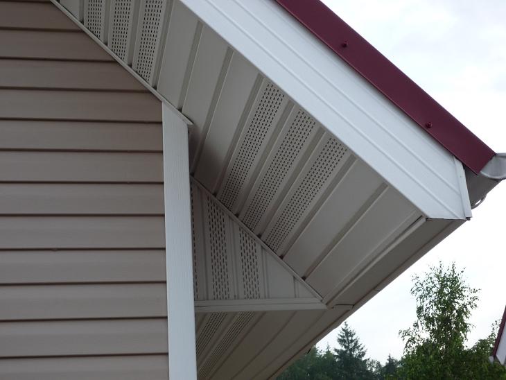 отделка сайдингом стены и карниза