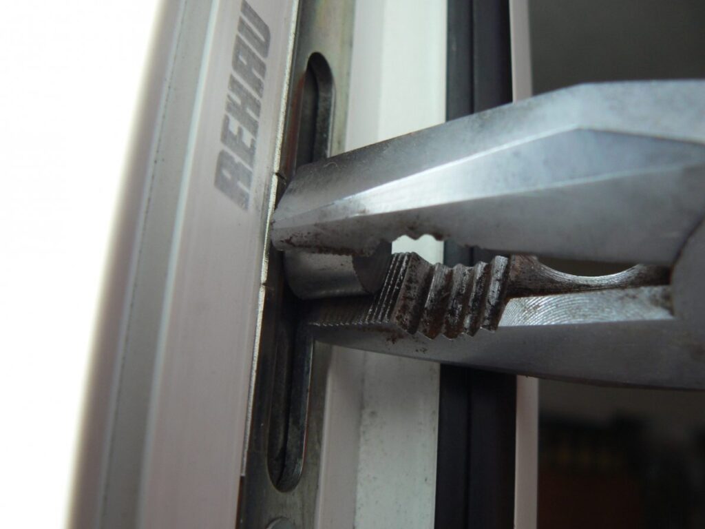 Овальную головку можно повернуть плоскогубцами.