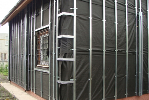 металлопрофиль установлен под сайдинг