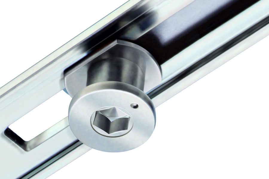 Перед тем, как утеплить пластиковое окно, убедитесь, что его фурнитура отрегулирована правильно.