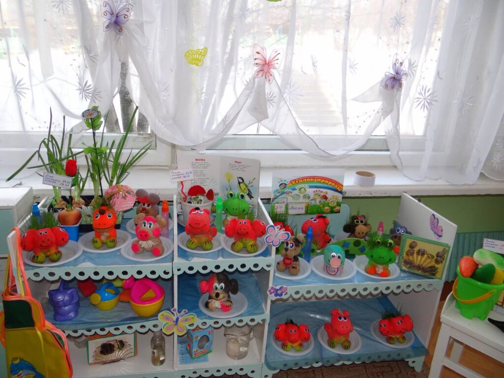 Подоконник в садике