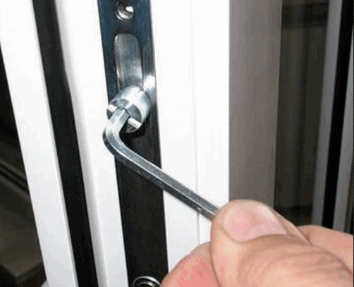 Поворачиваем головку шестигранным ключом.