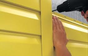 При креплении панели не забываем оставлять зазор