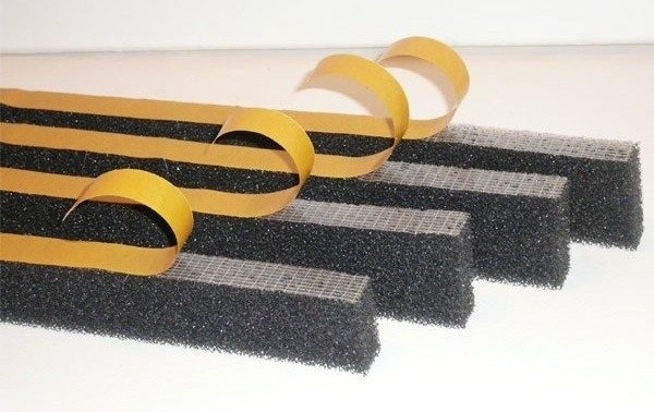 При наличии слишком больших щелей, которые нельзя уменьшить, стоит использовать уплотнительную ленту из поролона