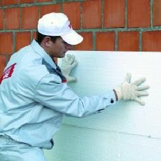 приклеиваем пенопластовую плиту