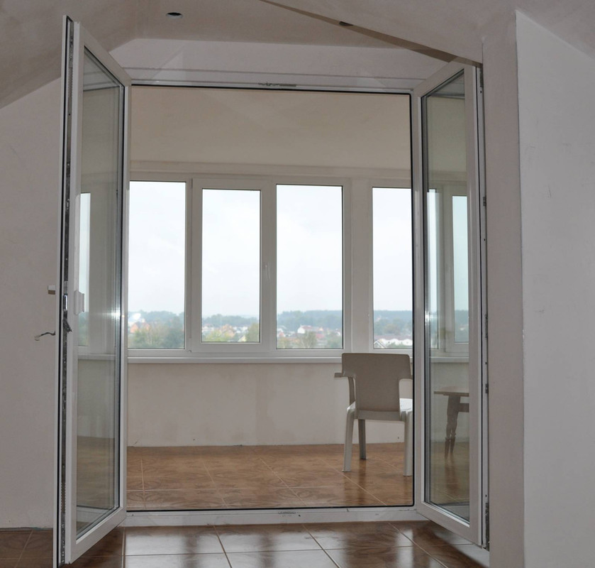 Привлекательность такой системы лучше всего можно оценить при изготовлении двери: открыв две створки, можно вынести или внести даже самые крупногабаритные изделия