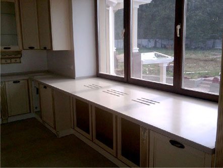 Прорези позволяют теплу проходить через подоконник.