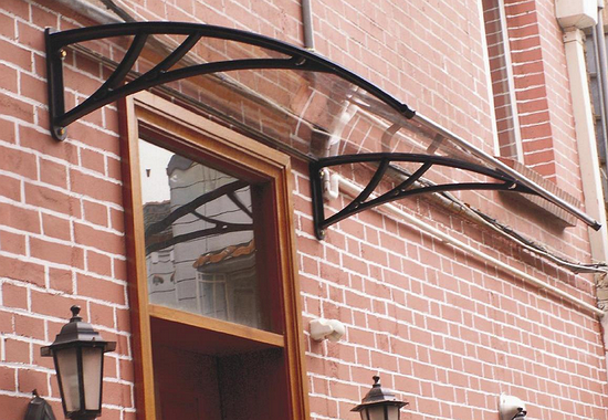 Простой навес над крыльцом из поликарбоната – фото и дизайн 3