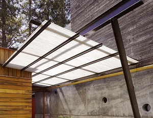 Простой навес над крыльцом из поликарбоната – фото и дизайн 1