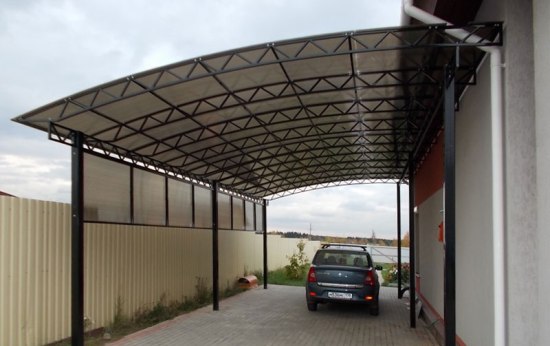 Простой односкатный навес над крыльцом дома 2