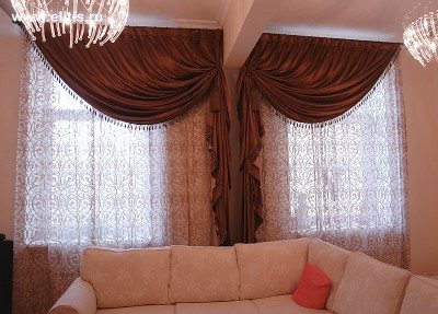 Расположенный под окнами диван