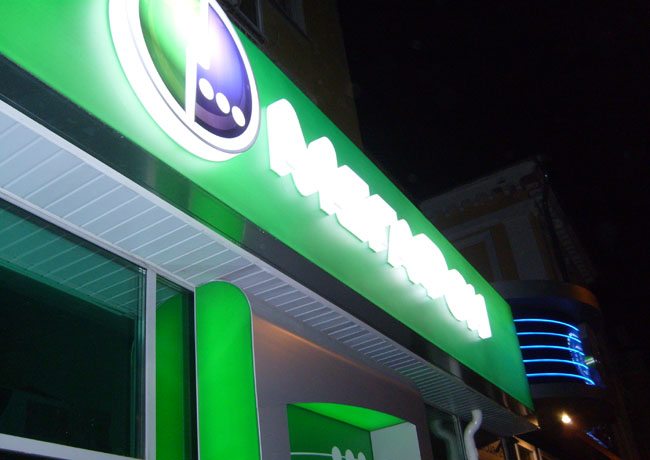 реклама на фасадах зданий