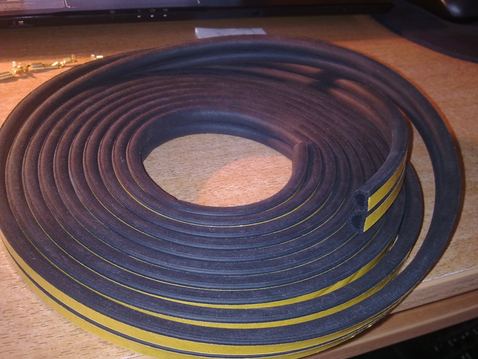 Резиновый уплотнитель с клейким слоем