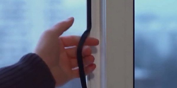 Резину просто поддеваем и снимаем рукой.