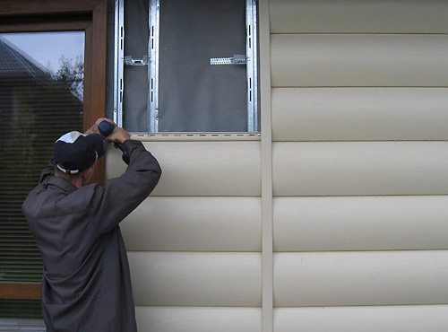 сайдинг в процессе монтажа