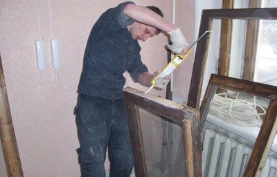 Сборку зачищенного окна стоит производить с помощью герметика, чтобы не только получить прочное соединение, но и полностью изолировать окно