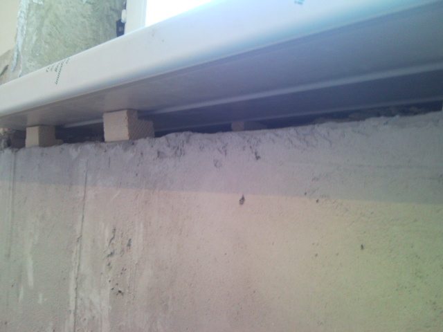 Следите за тем, чтобы бруски или другие опорные элементы не выступали за поверхность стены, иначе вам придется отрезать их, что достаточно сложно и отнимает много времени.