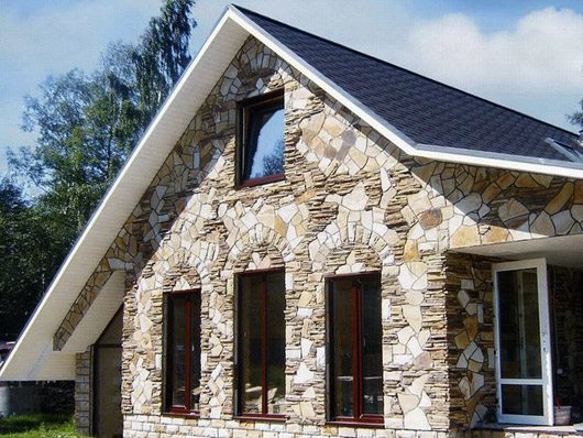 сочетание нескольких пород, которые придают колорит фасаду