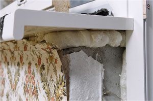 Срезаем излишки пены и замазываем щель штукатуркой