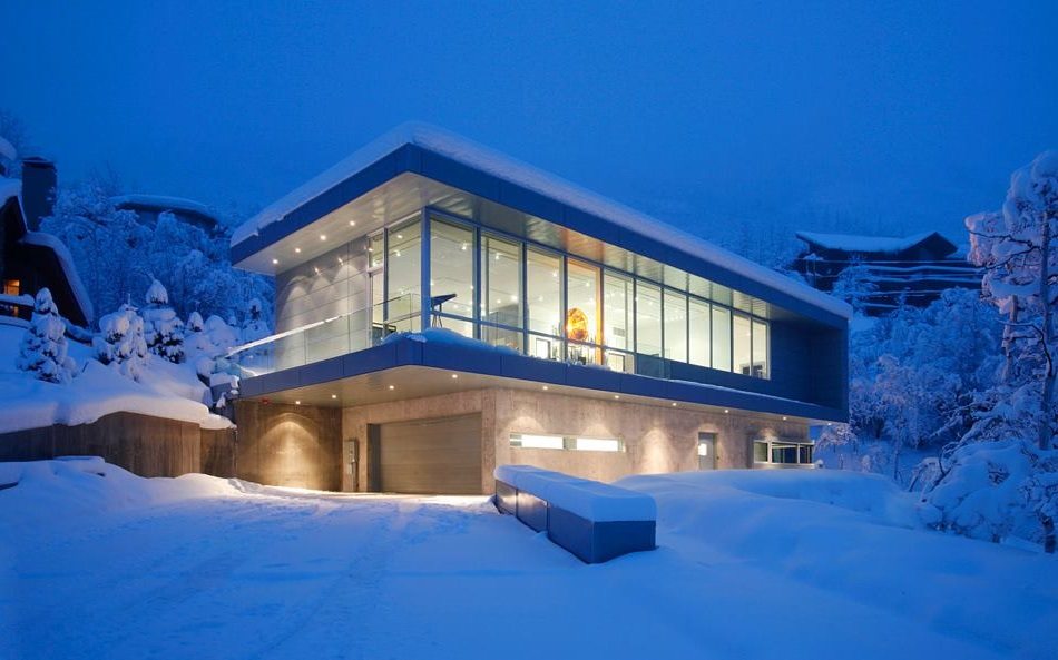 Стеклянный фасад загородного коттеджа