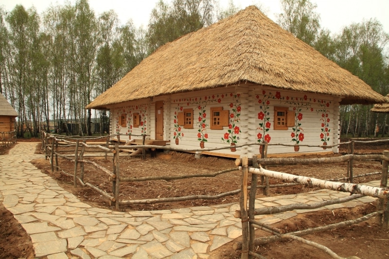 Стены дома покрыты защитным составом с применением извести.