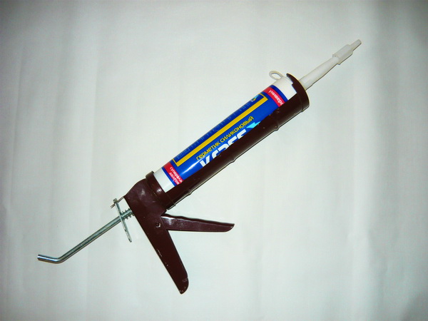 Строительный пистолет с герметиком