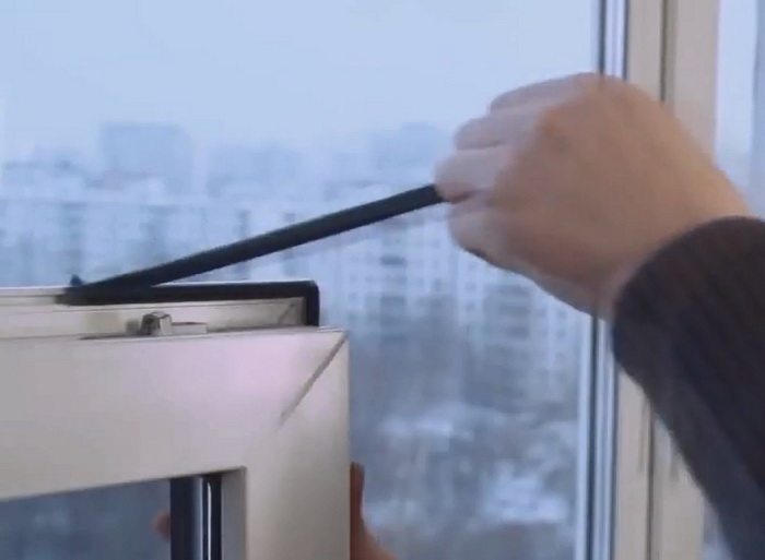 Створку проще будет снять с петель.