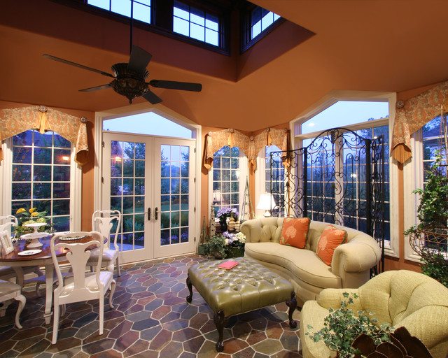 Тонкие, изящные рамки придают веранде изысканность и не закрывают красоту природы