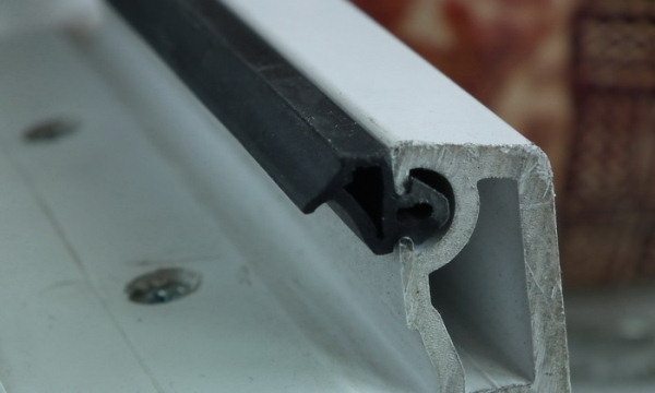 Уплотнитель просто вставляется в паз.