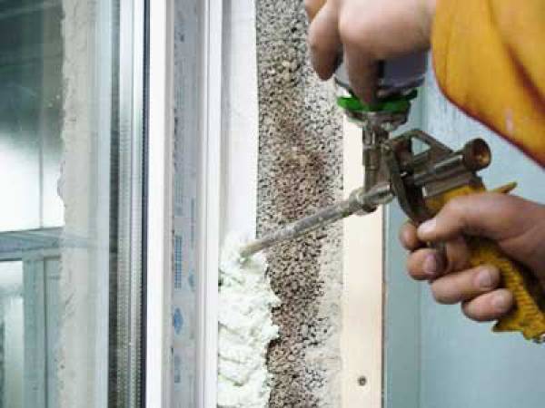 В процессе монтажа окон можно запачкать подоконник монтажной пеной