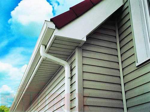 Вертикальные панели, это и есть софит, смонтированный как раз на карниз крыши