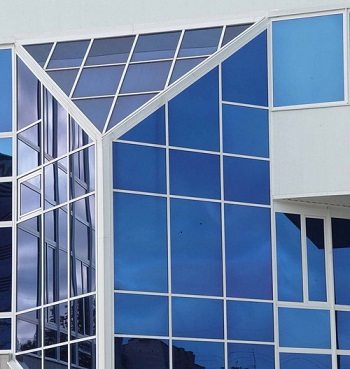 Витражные системы фасадов общественных зданий могут иметь самые неожиданные очертания и габариты