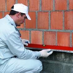 выставляем цокольный профиль