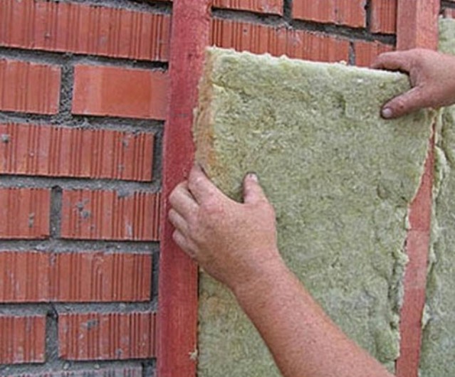 заполняем промежутки теплоизоляционным материалом