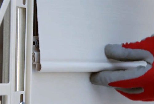 Заведите деталь под крепление замка и слегка потяните вверх до щелчка