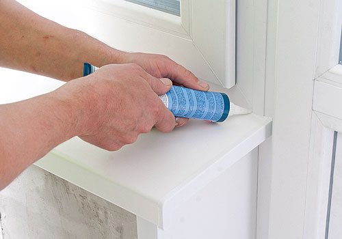 Жидкий пластик для ремонта пластиковых окон наносится по краю